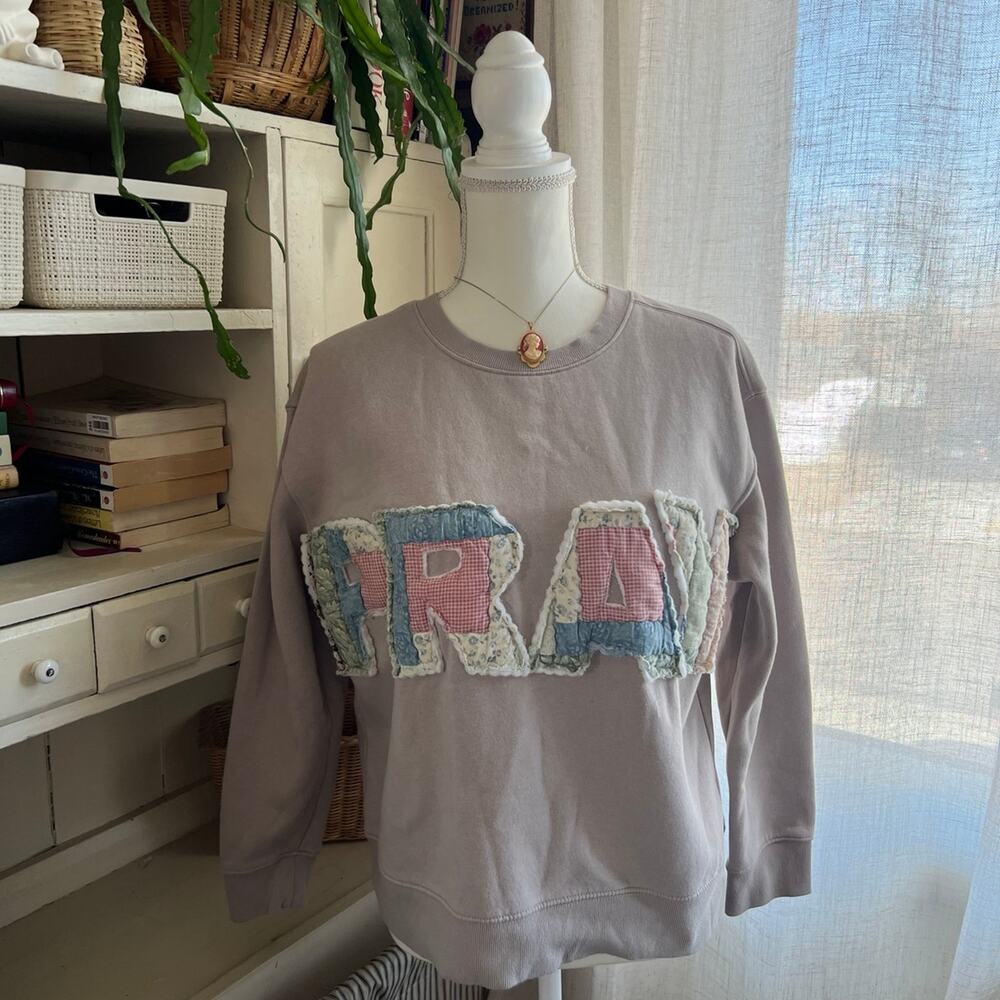 Upcycled antique quilt sweatshirt “PRAY” gray size small - Picture 1 of 3
